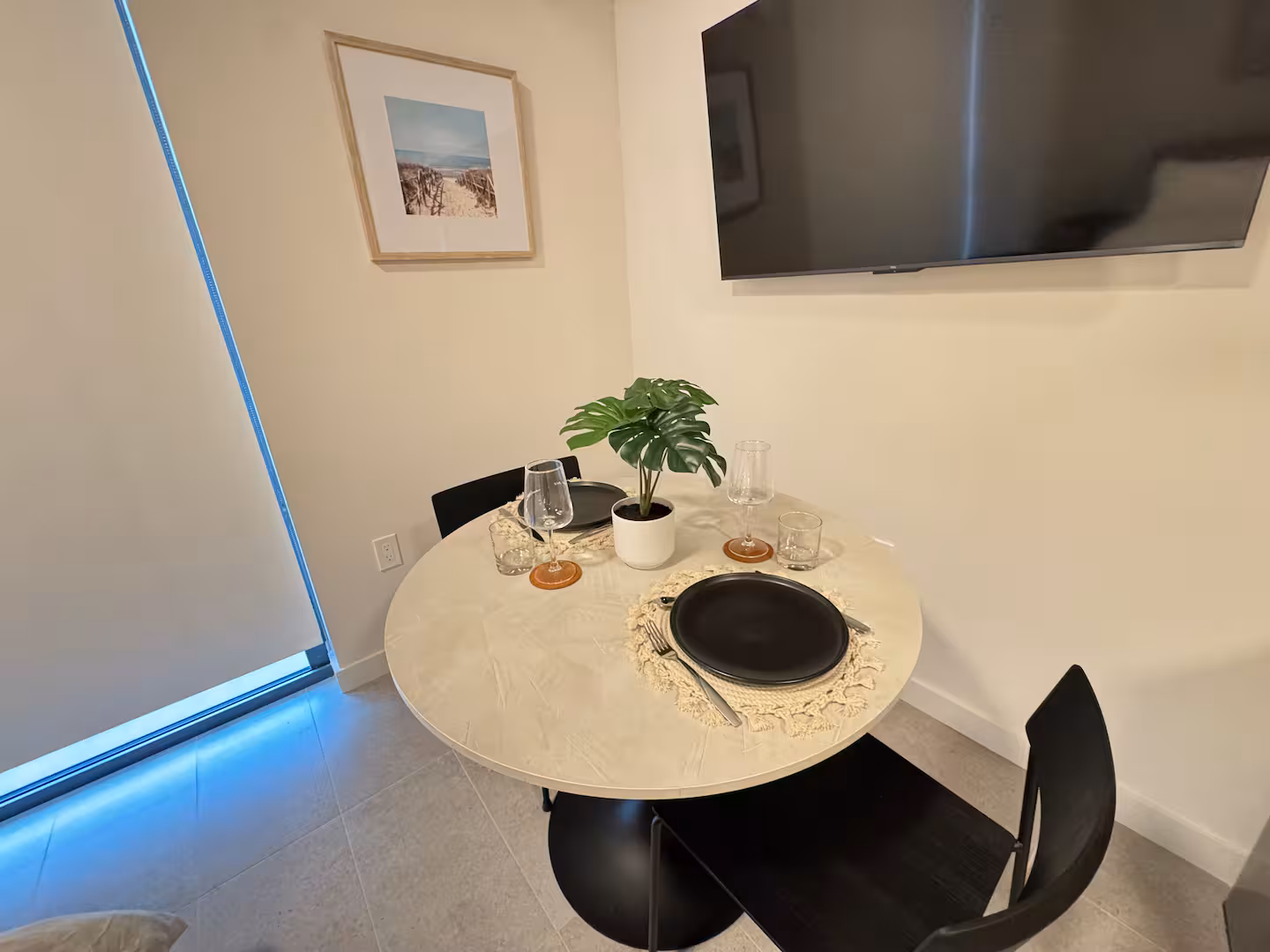 501 First dining room detail.